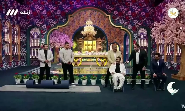 افتادن مجری شبکه سه از روی صندلی در ویژه برنامه نوروز را ببینید