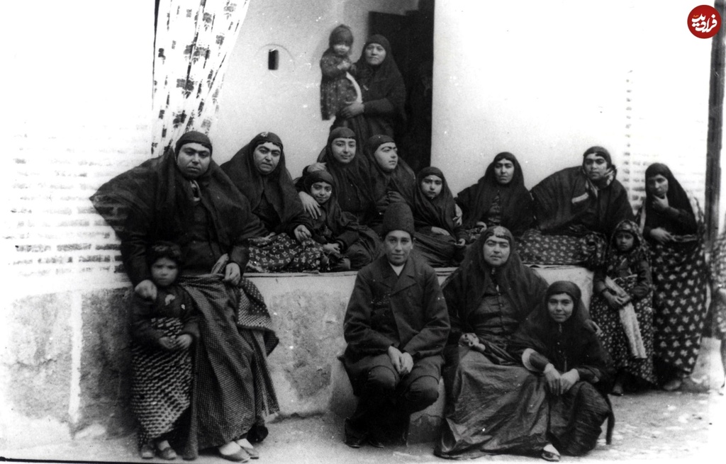 عکسی کمتر دیده شده از مهمانی «زنان حرمسرا» جلوی اتاق «فخرالدوله، دختر ناصرالدین شاه» را ببینید.