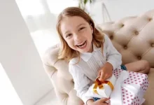 خرید هدیه برای کودکان یک عمل شیرین است و تاثیرات عمیقی بر رشد شخصیت و روانشناسی کودک دارد. در این مقاله به بررسی نکات ضروری و تأثیرات هدیه بر کودک می پردازیم.