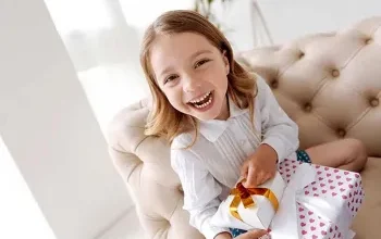 خرید هدیه برای کودکان یک عمل شیرین است و تاثیرات عمیقی بر رشد شخصیت و روانشناسی کودک دارد. در این مقاله به بررسی نکات ضروری و تأثیرات هدیه بر کودک می پردازیم.