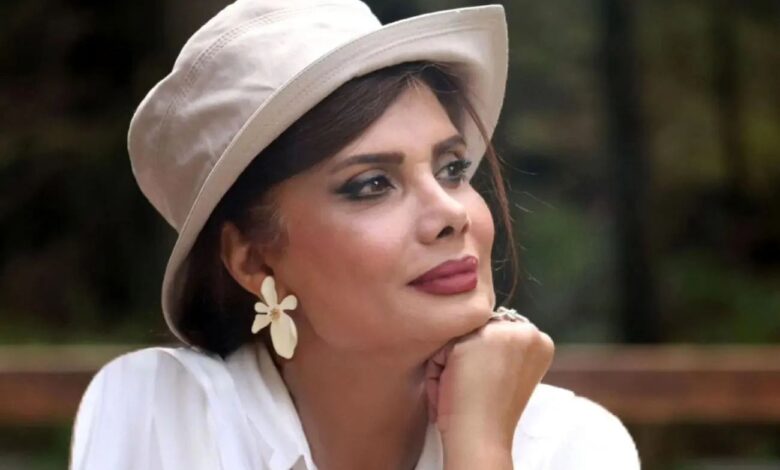 ژست متفاوت عاطفه رضوی با سیگار و استایل سلطنتی اش جنجالی شد+عکس