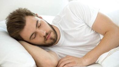 خوابیدن به پهلوی خاص؛ توصیه‌ای طلایی برای قلب و گوارش