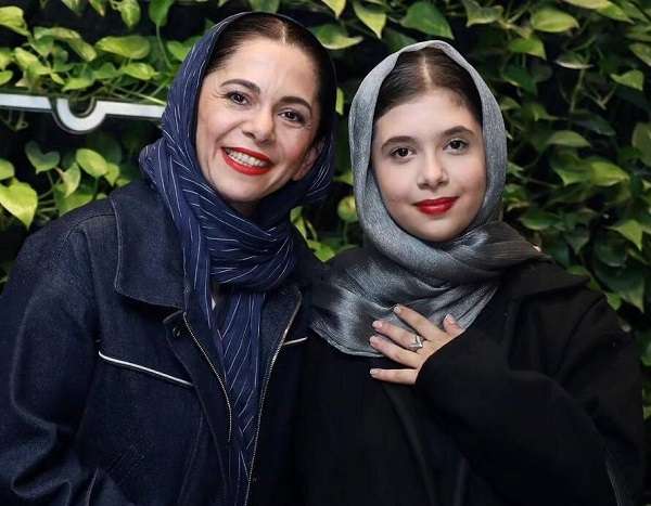 نفس بازغی در کنار مادرش