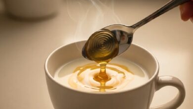 روشهای سنتی مانند مصرف شیر با عسل، نوشیدنیهای گرم و همچنین بخار حاصل از نمک طبیعی یا آب معدنی میتوانند به کاهش درد گلو کمک کنند. این موضوع را الکساندر وروبلفسکی، دستیار بخش درمان سرپایی در مؤسسه پزشکی بالینی دانشگاه پیروگوف، در گفتوگو با یک نشریه روسی بیان کرد. او توضیح داد: «واقعاً چای گرم یا شیر میتواند ناراحتی گلو را تسکین دهد و تحریک آن را کاهش دهد. عسل که سرشار از ویتامینها و ریزمغذیهاست، به تقویت سیستم ایمنی کمک کرده و اثر خفیف ضدباکتریایی دارد. نوشیدنی گرم باعث افزایش ترشح بزاق میشود که این امر برای ترمیم غشای مخاطی مفید است. با این حال، باید در نظر داشت که شیر و عسل جایگزین درمان کامل با آنتیبیوتیکها در عفونتهای باکتریایی نیستند.» با این وجود، در برخی افراد شیر با عسل ممکن است موجب ناراحتی شود؛ بهویژه کسانی که دچار عدم تحمل لاکتوز هستند یا به عسل حساسیت دارند. این پزشک متخصص افزود «یکی دیگر از روشهای سنتی مؤثر، مصرف هر نوع نوشیدنی گرم است. این کار تحریک گلو را کاهش داده و مخاط را مرطوب میکند. همچنین بخور خانگی میتواند مفید باشد. بخار ناشی از نمک طبیعی یا آب معدنی به مرطوب شدن مجاری تنفسی و پاکسازی غشای مخاطی کمک میکند. اما باید به یاد داشت که استفاده نادرست از نسخههای خانگی میتواند آسیبزا باشد؛ مثلاً بخار خیلی داغ ممکن است به غشای مخاطی حنجره صدمه بزند و موجب ناراحتی بیشتر شود.» این پزشک تأکید کرد که نسخههای سنتی، از جمله شیر با عسل، تنها بهعنوان روش کمکی قابل استفادهاند و نمیتوانند جایگزین معاینه پزشکی و درمان کامل شوند.