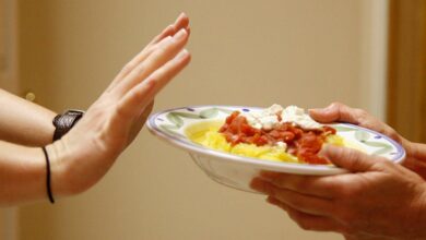 چرا حذف وعده‌های غذایی به کاهش وزن کمک نمی‌کند