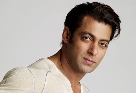 سلمان خان با محافظان مسلح در خیابان‌های هند دیده شد