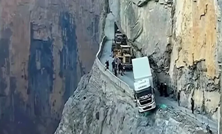 وقتی مردم تایلند با دست خالی خودرو را از سقوط نجات دادند + فیلم