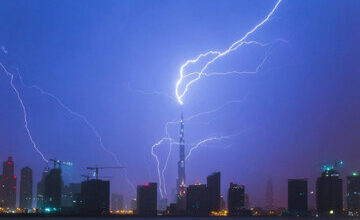 تصاویر دیدنی از صاعقه‌ای که برج خلیفه را در دبی هدف گرفت