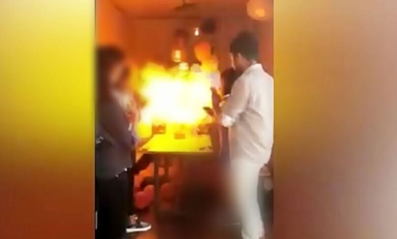 ویدیو شوکه کننده  انفجار بادکنک‌های مهمانی در آسانسور + فیلم