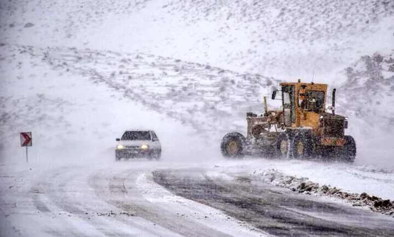 انسداد ۱۰ جاده در کشور به دلیل برف و باران